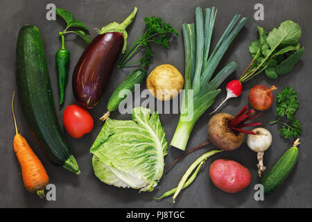 Hintergrund der Reife Gemüse im Garten gesammelt. Draufsicht auf das Essen zu Hause angebaut Stockfoto