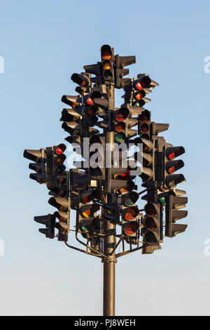 Gruppe von Ampel auf der Himmel Hintergrund Stockfoto