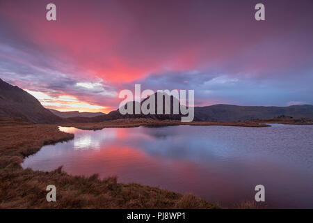 In Richtung Tryfan in der Dämmerung von LLYN Y Caseg Fraith, Snowdonia, North Wales Stockfoto