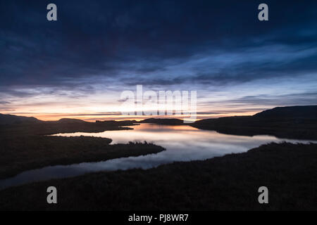 Vor der Dämmerung Licht auf Llyn Y Caseg Fraith, Snowdonia, North Wales Stockfoto