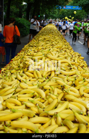 Frankfurter Firmenlauf, J.P. Morgan Corporate Challenge, Bananen beim JP Morgan Lauf am 7. Juni 2018 Frankfurt, Deutschland, Europa Stockfoto