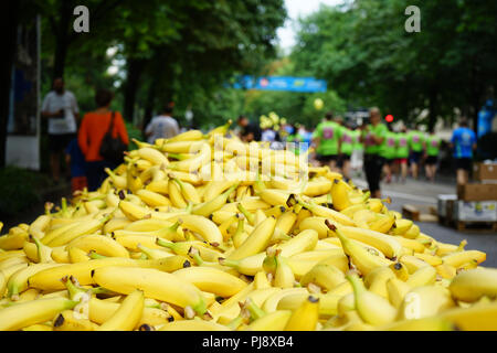Frankfurter Firmenlauf, J.P. Morgan Corporate Challenge, Bananen beim JP Morgan Lauf am 7. Juni 2018 Frankfurt, Deutschland, Europa Stockfoto