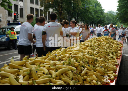 Frankfurter Firmenlauf, J.P. Morgan Corporate Challenge, Bananen beim JP Morgan Lauf am 7. Juni 2018 Frankfurt, Deutschland, Europa Stockfoto