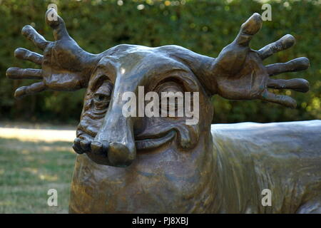 Der Barfüßer, von Siegfried Böttcher, Komische Kunst im Grüngürtel, Kurt-Halbritter-Anlage, Rödelheim, Frankfurt am Main, Deutschland, Europa Stockfoto