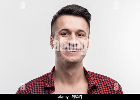 Schönen dunklen Augen, Mann, Quadrat shirt Breit grinsend Stockfoto