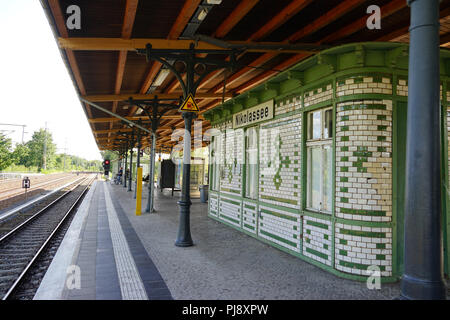 Zugangsweg, Bahnhof Berlin-Nikolassee, Bahnhof der Berliner S-Bahn, Nikolassee, Bezirk Steglitz-Zehlendorf, Berlin, Deutschland, Europa Stockfoto