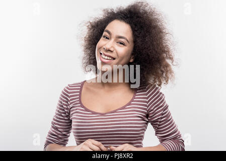 Gut aussehenden strahlenden curly Frau Gefühl extrem glücklich und freundlich Stockfoto