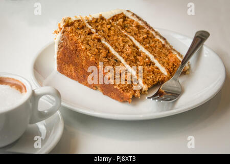 Eine Scheibe Feucht und leckeren Karottenkuchen mit einer Tasse Kaffee auf der Seite Stockfoto