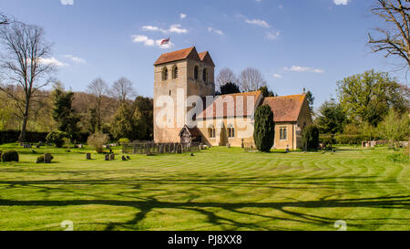 Sonne scheint auf den Turm des 12. Jahrhunderts normannische Kirche St. Bartholomäus in der Ortschaft Fingest unter Englands Chiltern Hills eingebettet in Bucki Stockfoto