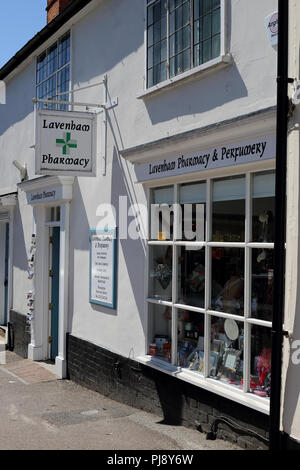 Ein Zeichen für die Apotheke und Parfümerie außerhalb eines Shop in Lavenham, Suffolk, Großbritannien Stockfoto
