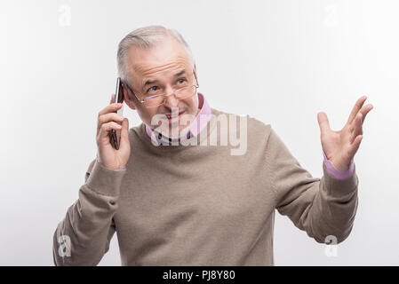 Emotionale Grauhaariger alter Mann seinem Partner Aufruf Stockfoto