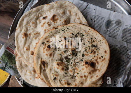 2018 Tandoori Roti indisches Brot aus Weizen in der thali am indischen Restaurant in Jammu Markt in Indien Stockfoto