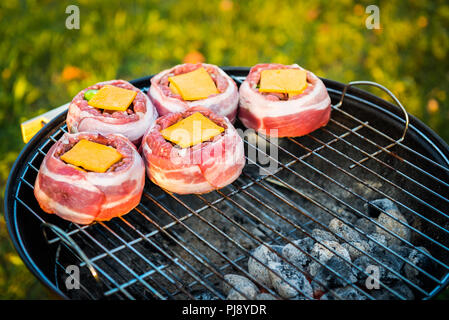 Die hausgemachte Bier kann Bacon Burger am Grill zubereitet. Vorbereitung gefüllte Pastetchen, in Speck umwickelt und Grillen auf indirekte Hitze in der Natur an der Bac Stockfoto