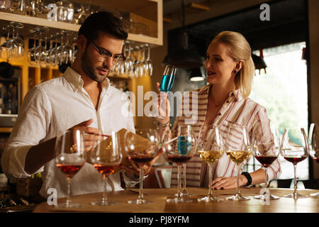 Professionelle smart Sommeliers zusammen im Team arbeiten Stockfoto