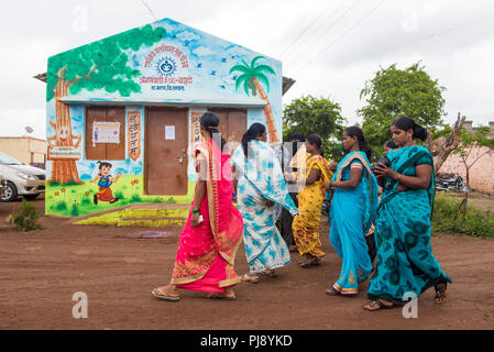 2018 Die Frauen von Maharashtra zusammen wandern in Satara Distric in Maharashtra Indien Stockfoto