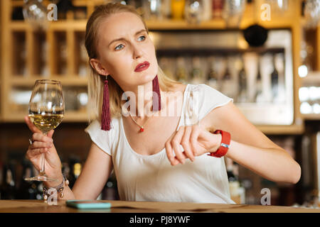 Deprimiert junge Frau alleine sitzen im Restaurant Stockfoto