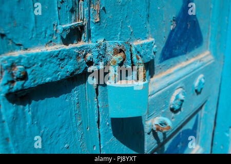 In der Nähe von Schloss und Riegel auf eine blau lackierte Holztür Stockfoto