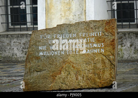 Geburtshaus von Hitler mit Mahnstein, Braunau am Inn, Innviertel, Oberösterreich, Österreich Stockfoto