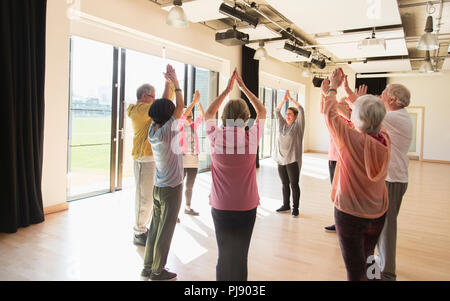 Aktive Senioren Training, Stretching arme Overhead im Kreis Stockfoto