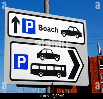 Schild mit Wegbeschreibung zum Strand Parkplatz und Innenstadt Parkplatz für Autos und Busse auf Cromer, Norfolk, England, Vereinigtes Königreich, Europa. Stockfoto