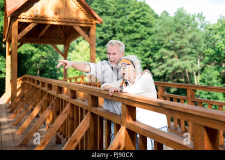 Ältere blonde Frau Gefühl überrascht Nachdem ich grosse Schwan im See Stockfoto