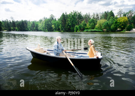 Im Alter von Paar nette Bootsfahrt während sehr romantisch Datum in Stockfoto