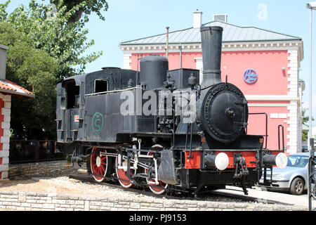 Alte Dampflokomotive, F.S. 835.040, auf statische Anzeige außerhalb von Pula, Bahnhof in Pula, Kroatien. Stockfoto