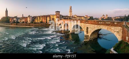 Brücke in Verona am Morgen. Italien. Stockfoto