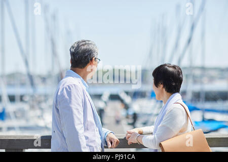 Japanische senior Paar Spaß am Meer Stockfoto