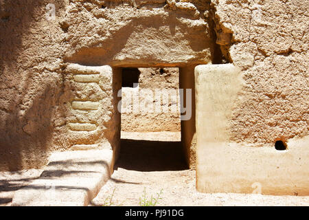 Erbe, Arabisch, Alt, Vintage, gebrochen., Old Arabic House, Arabisch House. Broken Wall, Alter Wall, Schlamm Wand, helles Braun. Wand Textur Stockfoto