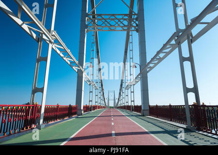 Klassische Moderne Brücke verbindet zwei Ufer Stockfoto