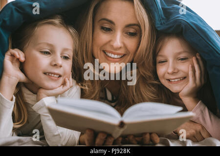 Schöne Frau mit einem Buch begeistert Stockfoto