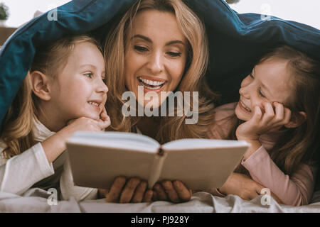 Positive glücklich Frau mit einem Buch Stockfoto