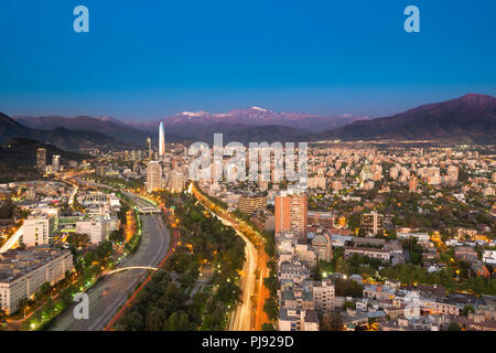 Panoramablick von Providencia und Las Condes, Santiago de Chile Stockfoto