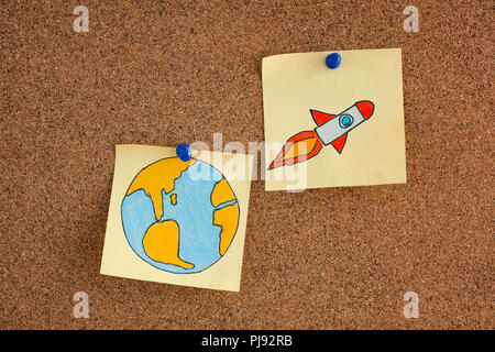 Post-it Notes mit dem Planeten Erde und Weltraum Rakete auf Bulletin Board. Neue Idee Konzept. Stockfoto