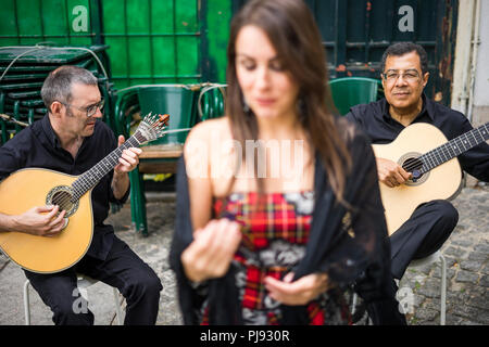 Fado band traditionelle portugiesische Musik auf dem Platz von Alfama, Lissabon, Portugal Stockfoto