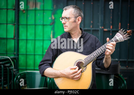 Musiker mit seiner Geliebten Gitarre auf der Straße von Lissabon, Portugal Stockfoto