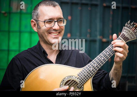 Musiker mit seiner Geliebten Gitarre auf der Straße von Lissabon, Portugal Stockfoto