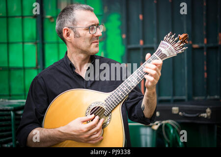 Musiker mit seiner Geliebten Gitarre auf der Straße von Lissabon, Portugal Stockfoto