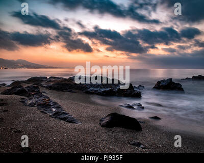 Bunte Sunrise vom Strand Stockfoto