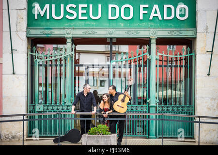 Portugiesische Gitarre player, Fado-sängerin und akustischer Gitarre Spieler vor der Fado Museum in Lissabon, Portugal Stockfoto