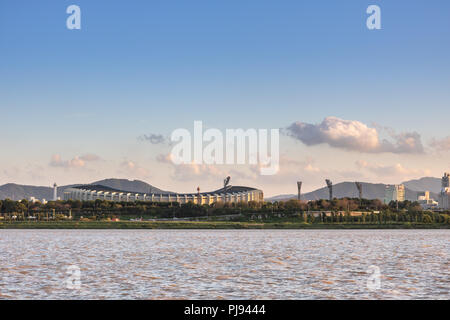 Ein Blick auf Jamsil Sport Komplex über den Fluss Han mit klaren Himmel, Seoul, Korea Stockfoto