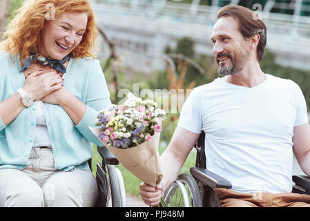 Erstaunt Frau Blumen von Ihrem soulmate Stockfoto