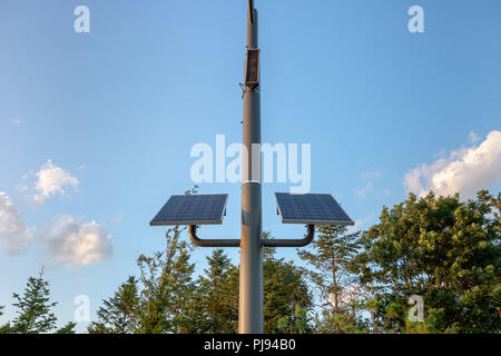 Beleuchtung Pole, die erneuerbare Energie, Photovoltaik Zellen im Riverside Park, Seoul, Korea Stockfoto