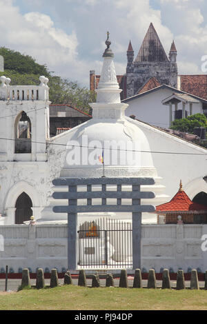 Buddhistische Stupa und der katholischen Kirche in Galle, Sri Lanka Stockfoto