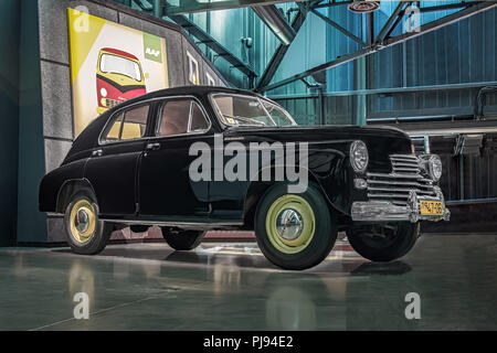 RIGA, Lettland - 18 April 2018: Sowjetische Auto 1951 GAZ M20 "Pobeda" in Riga Motor Museum. Stockfoto