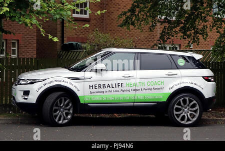 Volle Seitenansicht eines Herbalife Health Coach Range Rover Evoque Zeichen Auto geschrieben Stockfoto