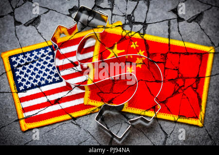 Dollarzeichen auf die Flaggen der USA und China, kommerziellen Krieg, Dollarzeichen in den Fahnen von USA und China, Handelskrieg Stockfoto