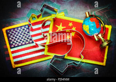 Dollarzeichen auf die Flaggen der USA und China mit Globus, kommerziellen Krieg, Dollarzeichen in den Fahnen von USA und China mit Globus, Handelskrieg Stockfoto