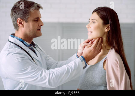 Professionelle männlichen Arzt auf seine Patienten Stockfoto